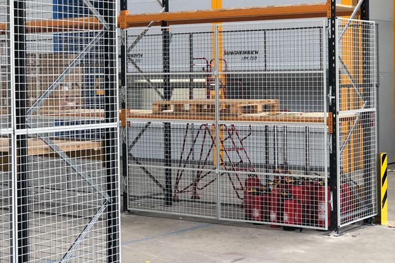 Mesh doors on pallet racking